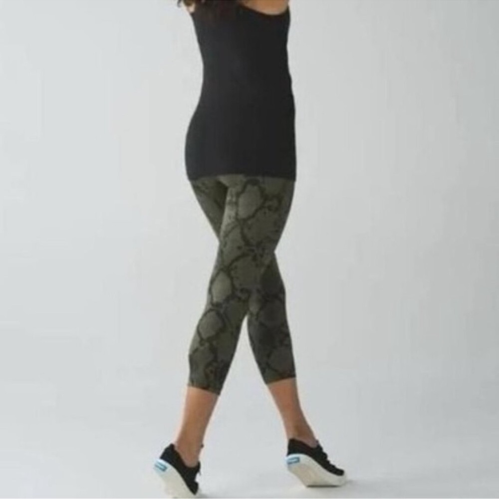 Lululemon Wunder Under Crop Luon Ziggy Snake Fatigue Green Gator Size 6